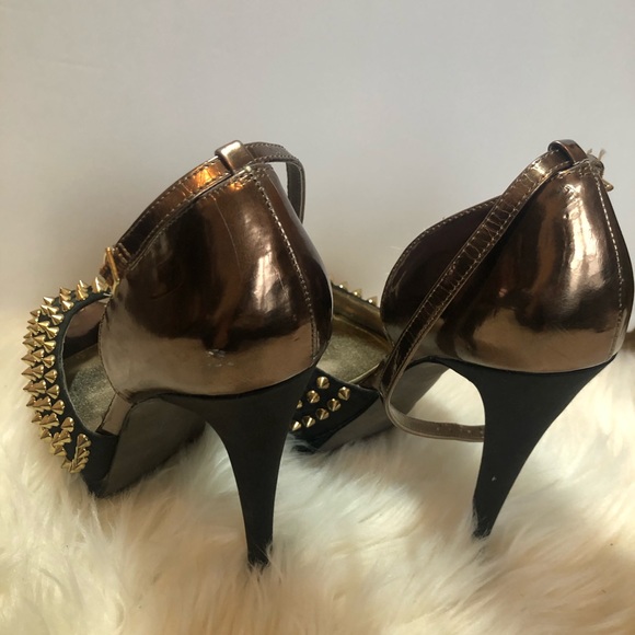 Steve Madden Open Toe Gold Studded Platform Heel - Picture 4 of 4